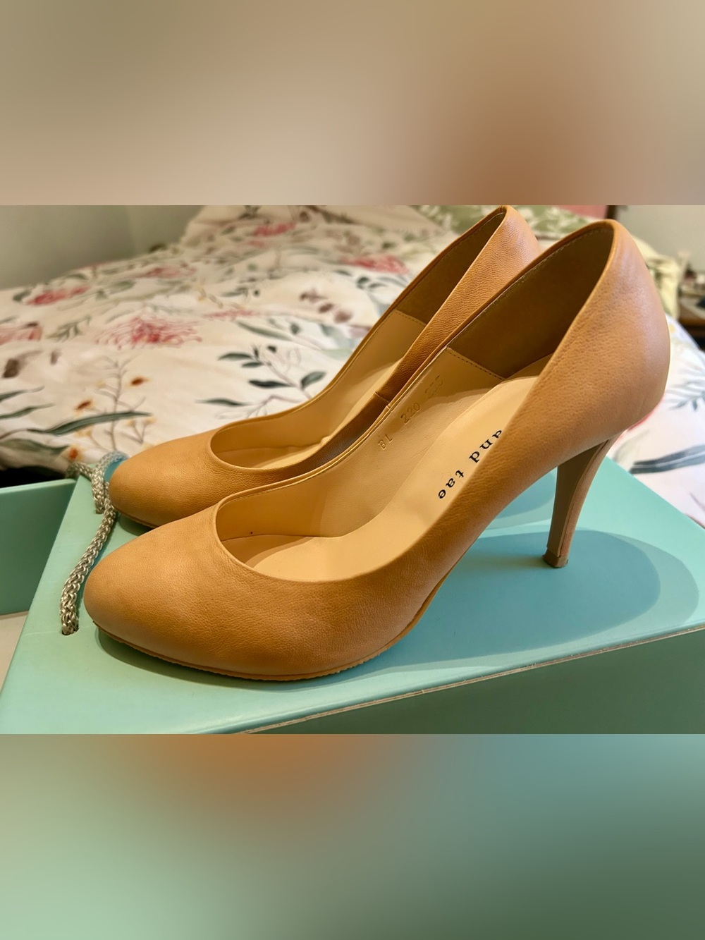 Young and Tae Nude-coloured heels size 8.5